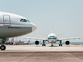 Zwei Flugzeuge auf einem Flughafen